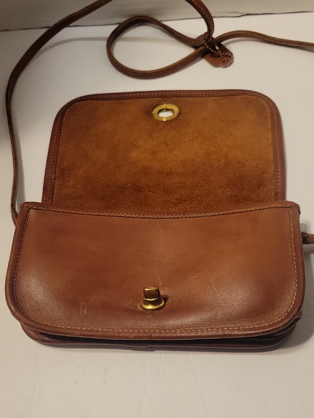 Vintage Coach British Tan Leather Dinky Crossbody Bag With Turn Lock Clasp - Picture 4 of 7
